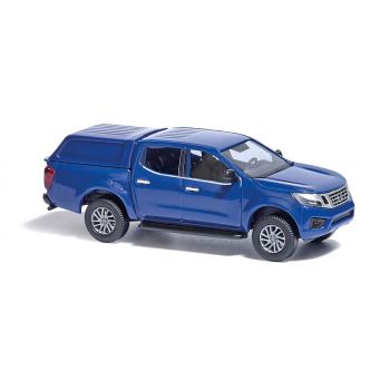 Busch - 1/87 NISSAN NAVARA MIT HARDTOP BLAU 2015 (7/24) *