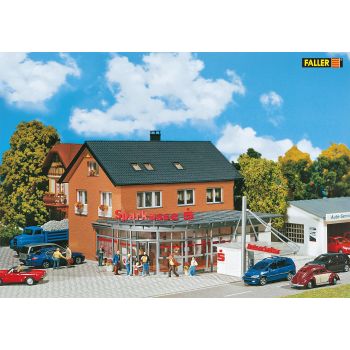 Faller - 1/87 SPAARBANK MET DRIVE-IN GOF (6/24) *