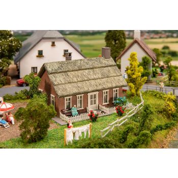 Faller - 1/87 NOORD-DUITS HUIS MET RIETEN DAK (4/24) *